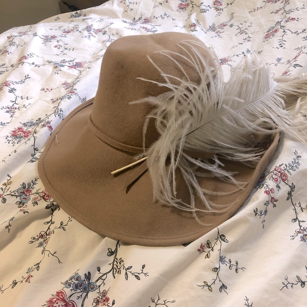 Vintage 70s felt hat with a feather